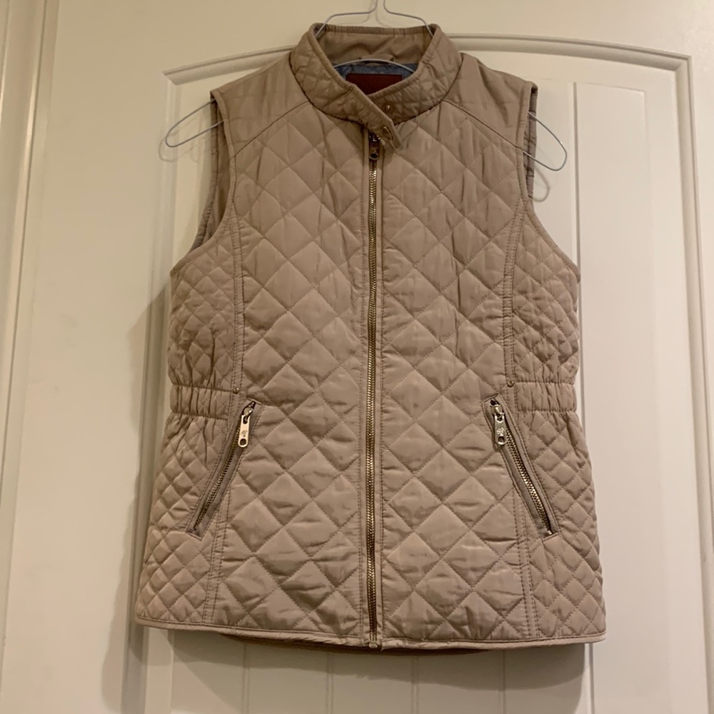 Zara girls puffer vest with the zipper closure and zipper front pockets